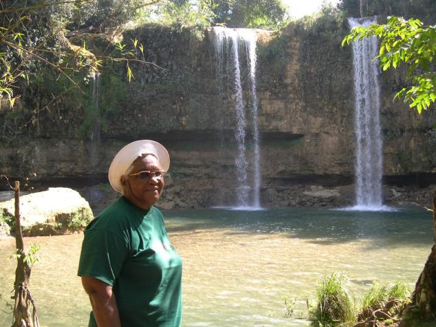 Jeanne devant les Cascades 2