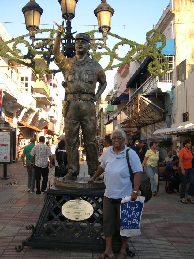 Jeanne devant Statue