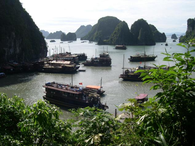La Baie d'Halong 13 avec des Jonques