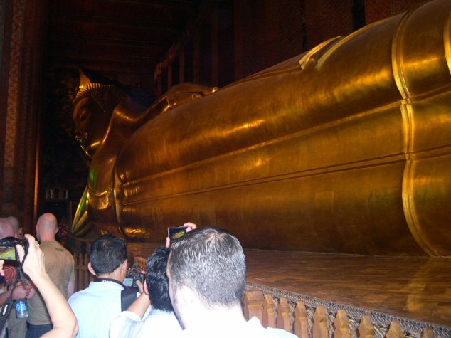 le plus grand Bouddha couché 42m à Wat Lokaya Sutharam.JPG