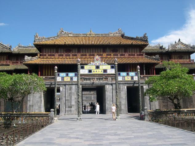 Visite de le Cité Impériale des Nguyen l'entrée de la porte de la Paix