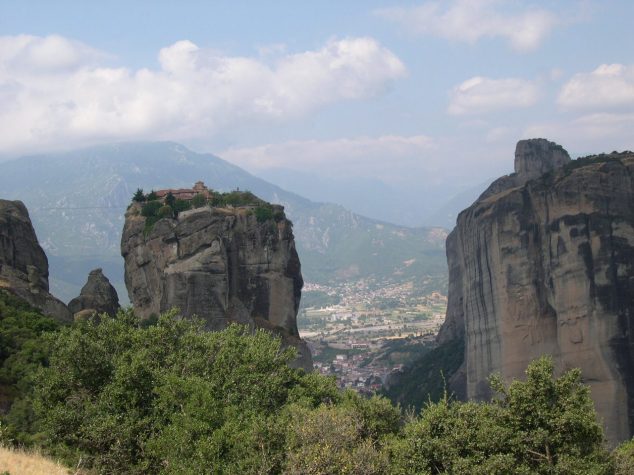 couvent constuits au sommet des Rochers
