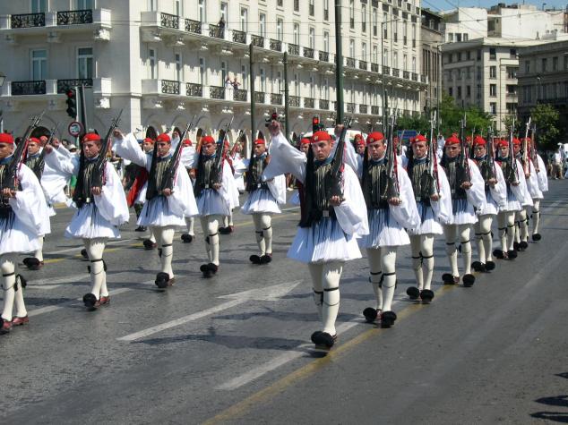 la Parade , ils sont beau les Grecs