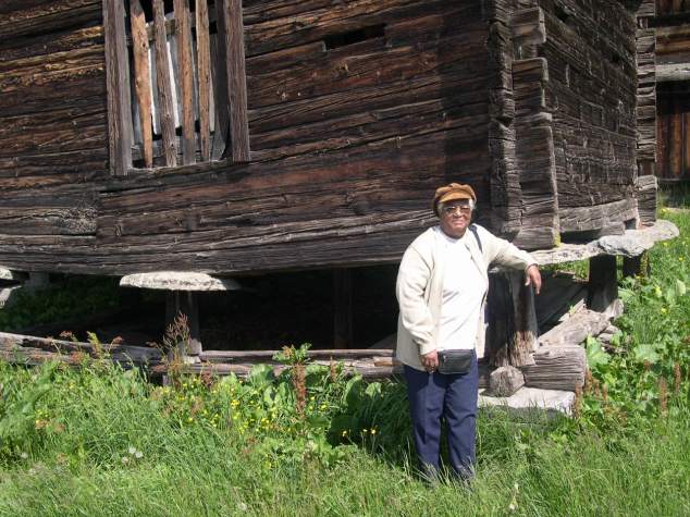 Jeanne devant une maison ancienne