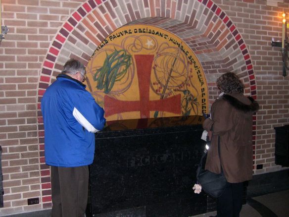 Père Justin et Mado priant