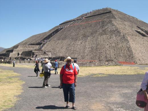 DSCN7015 Jeanne au pied de la pyramide du Soleil
