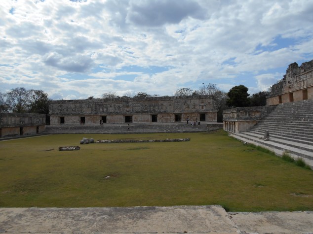 DSCN0091 l'architecture d'Umal témoigne du style Puuc de la région  , décoration exhubérante telle que pieres et mosaïques