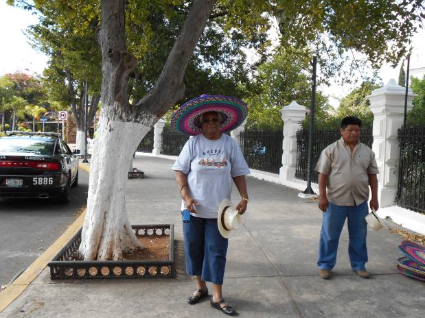 DSCN0115 Jeanne à MERIDA avec son beau chapeau
