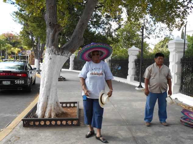 DSCN0115 Jeanne à MERIDA  avec son beau chapeau