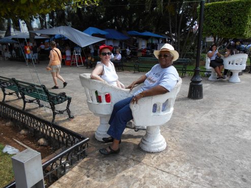 DSCN0118 Une minute de repos sur banc confident