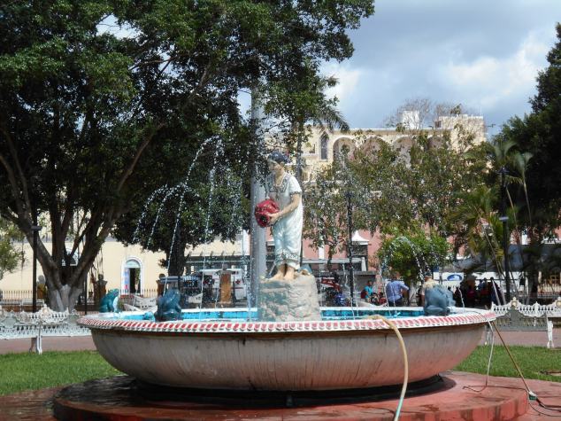 DSCN0139 Belle statue de femme en costume local