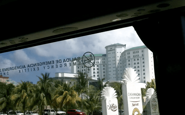 vues des hôtels de Cancun à travers vitres du bus