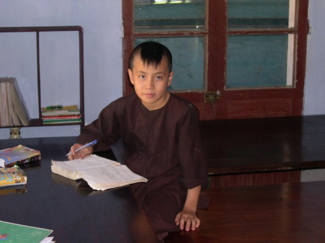 Visite de la Pagode la Dame Céleste 5 un Petit moine