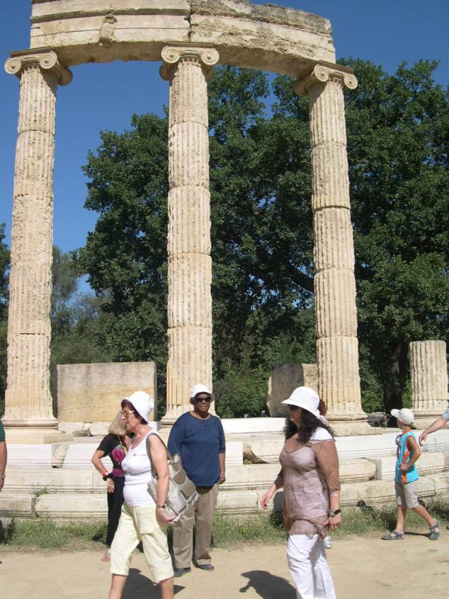 jeanne dans les ruines d'Olympie