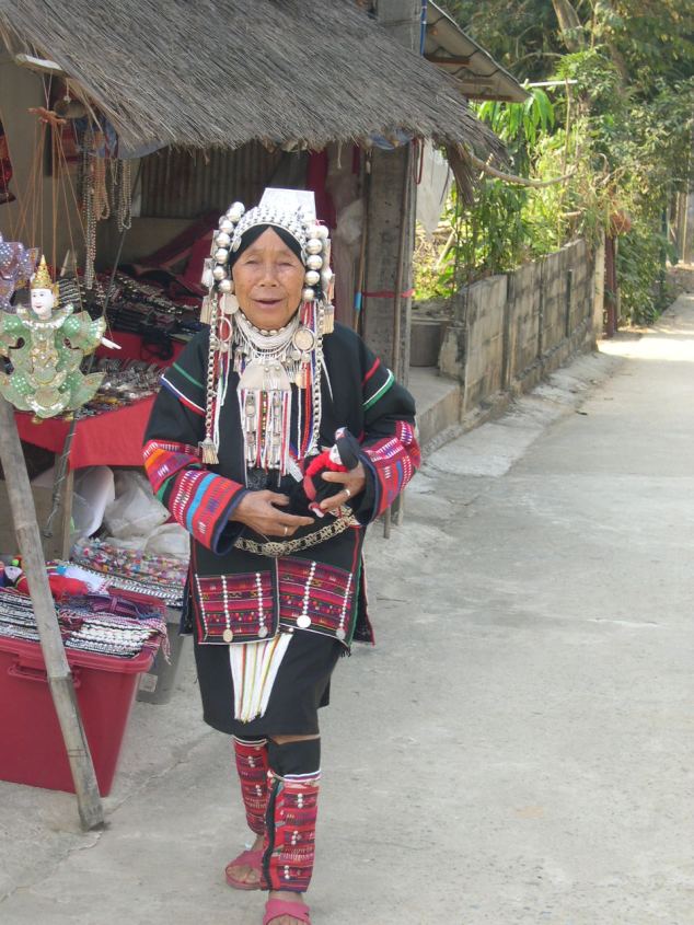 Villageois Karen en costume