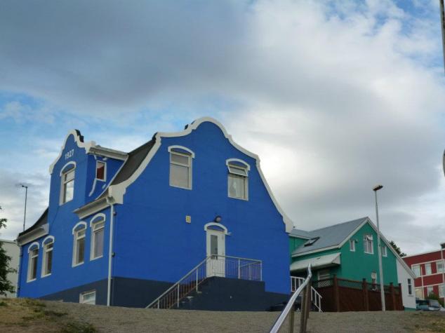 Maisons bleu accrochée à la colline d'Akureyri
