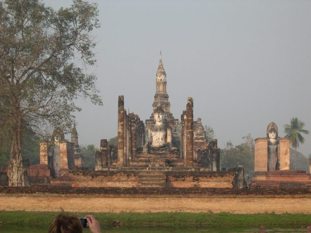 vestiges datant du xiiie siècle à sukhothai