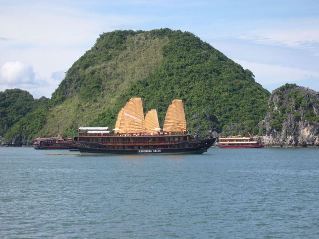 La Baie d'Halong 10 avec une Jonque traditionnelle