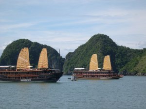 La Baie d'Halong 12 avec deux Jonques traditionnelles
