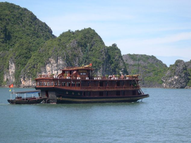 La Baie d'Halong 9 avec une Jonque tran