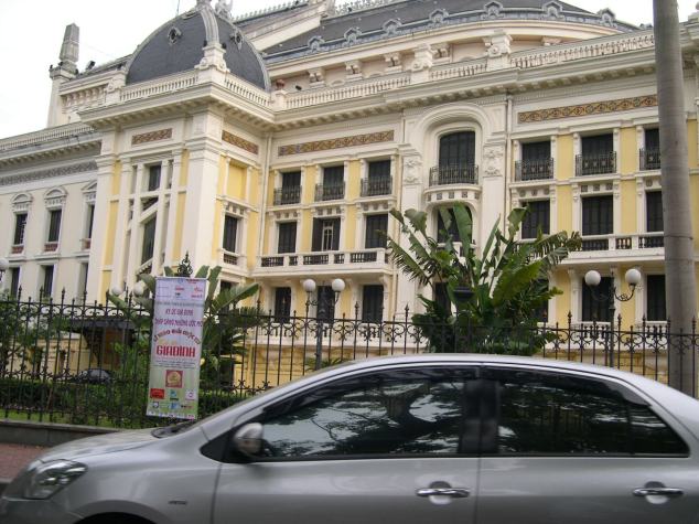 Le Théatre à Hanoi 2 face sur coté