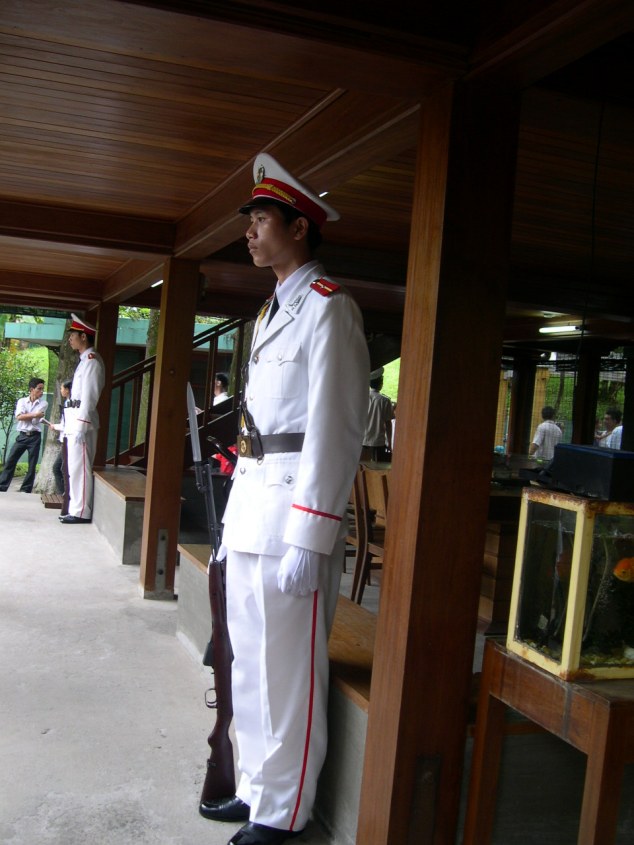 Maison sur Pilotis de l'Oncle HO avec les gardes