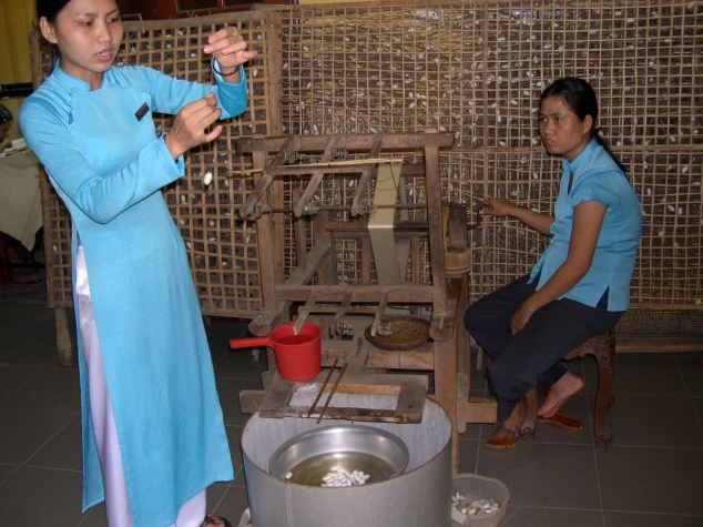 Ouvrieres tissants la soie