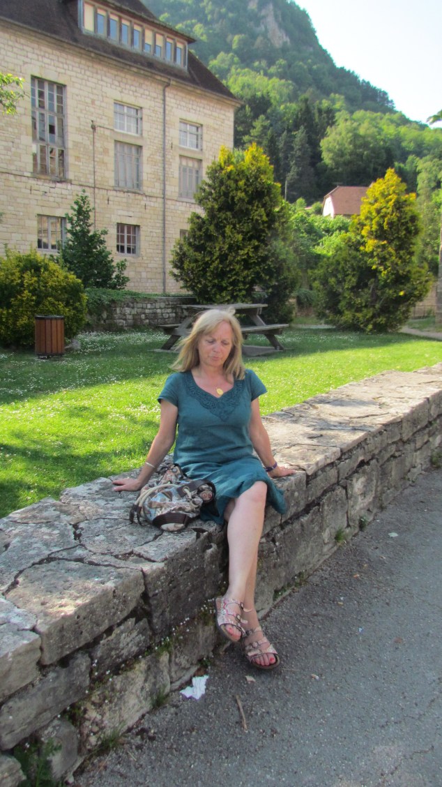 2015-06-07-Salins-les-Bains-Sylviane dvt la maternité où elle est née