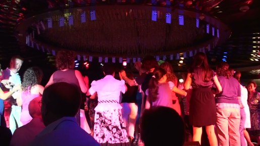 Et c'est la folie sur la piste